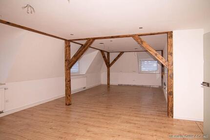 Großzügige Dachgeschoss-Wohnung zur Miete in Oberkotzau 5 zimmer