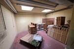 Lagerhalle mit überdachter Ladezone und großem Außenbereich. zimmer