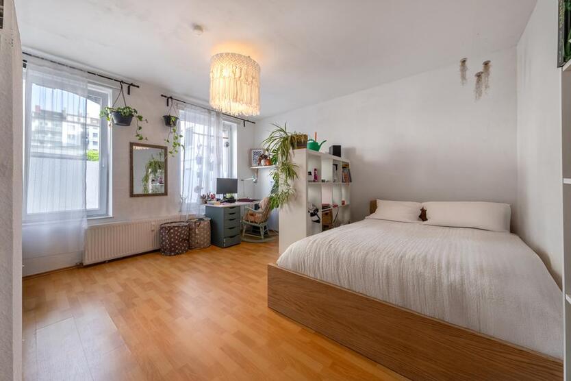 IN A TRENDY DISTRICT CLOSE TO THE RHEIN! 2 rooms, bright floor plan, fitted kitchen, and bathtub zimmer