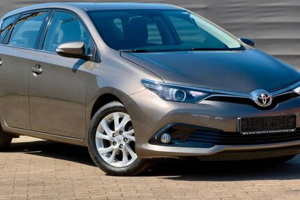 Toyota Auris 106.300 km 10.899 &euro; Versmold 33775
