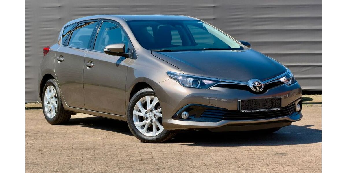 Toyota Auris 106.300 km 10.899 &euro; Versmold 33775