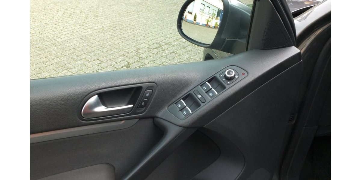 VW Tiguan LIFE BMT NAVI AHK PARKPILOT SHZ BLUETOOTH 124.710 km 12.304 &euro; Köln 50858