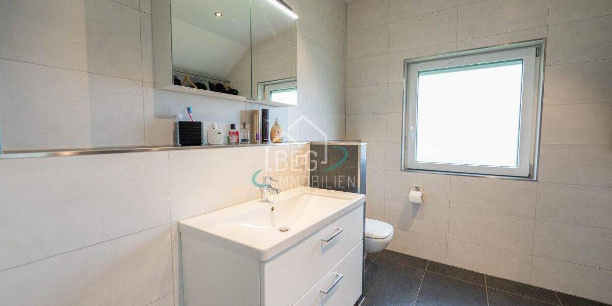 Modernisiertes Zweifamilienhaus mit großem Garten und flexibler Nutzung 6 zimmer