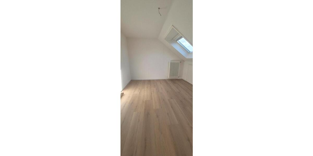 Dachgeschoßwohnung Ditzingen - 3 Zimmer, 65 m&sup2;, 950&euro; | Angebot:25979002