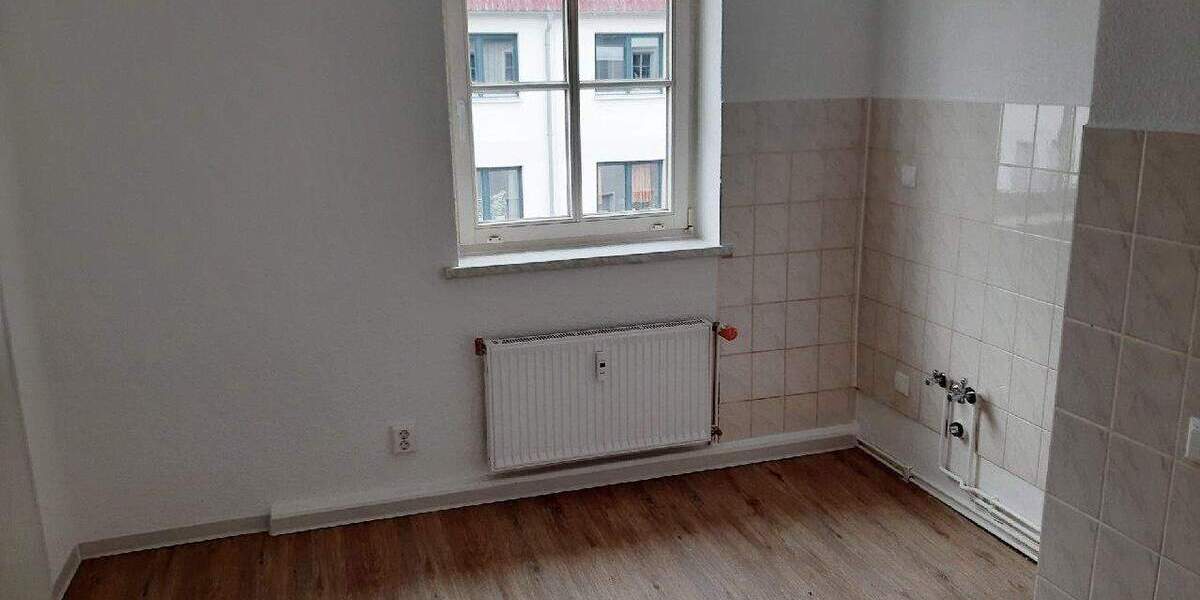 Direkt einziehen! Frisch renovierte kleine 3 Zimmer-Wohnung mit separater Küche und Tageslichtbad 3 zimmer