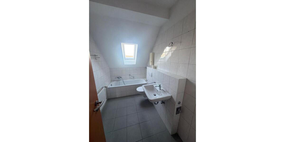 Dachgeschoßwohnung Essen Stadtbezirk VII - 5 Zimmer, 100 m&sup2;, 695&euro; | Angebot:24884993