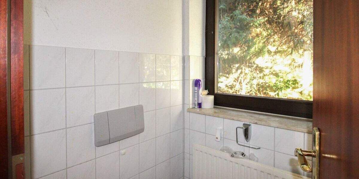 Aufgeteiltes Wohn- und Bürohaus in Sackgassenlage mit Tiefgarage und großem Naturgarten 1 zimmer