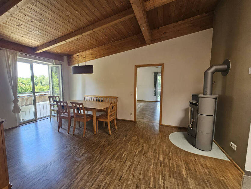 Ideal für Paar! 5 Zimmer Wohnung im ersten OG mit Balkon