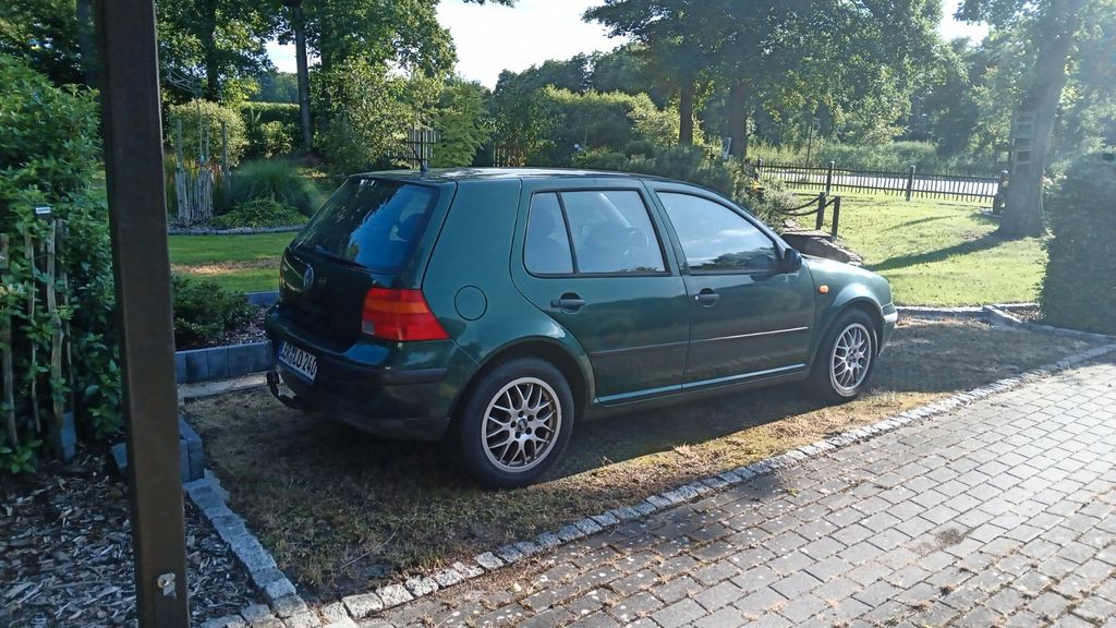 VW Golf 180.000 km 600 &euro; Westoverledingen 26810