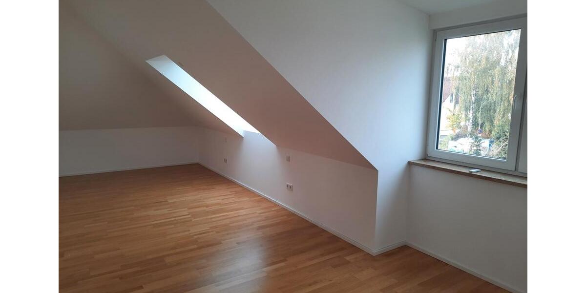 Dachgeschoßwohnung Ingolstadt - 2.5 Zimmer, 93 m&sup2;, 1.350&euro; | Angebot:26321371