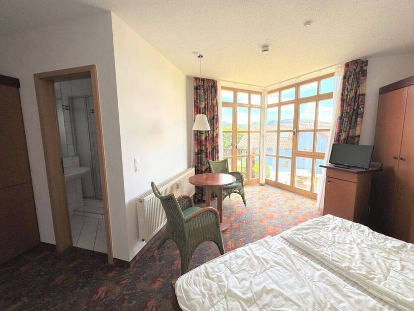 Voll möblierte 1-Zimmer-Wohnung mit Balkon zwischen See und Golfplatz