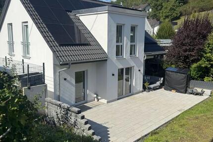 Gehobener Neubau in Siegen-Eiserfeld mit Blick ins Grüne zimmer