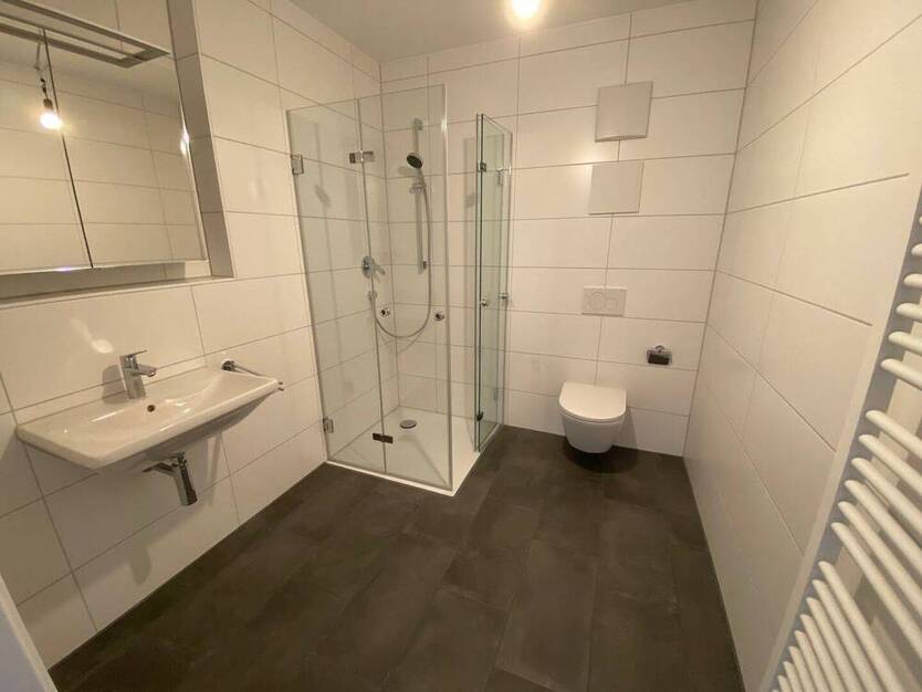 Barrierearme, freundliche 2-Zimmer-Wohnung mit Tiefgaragenstellplatz