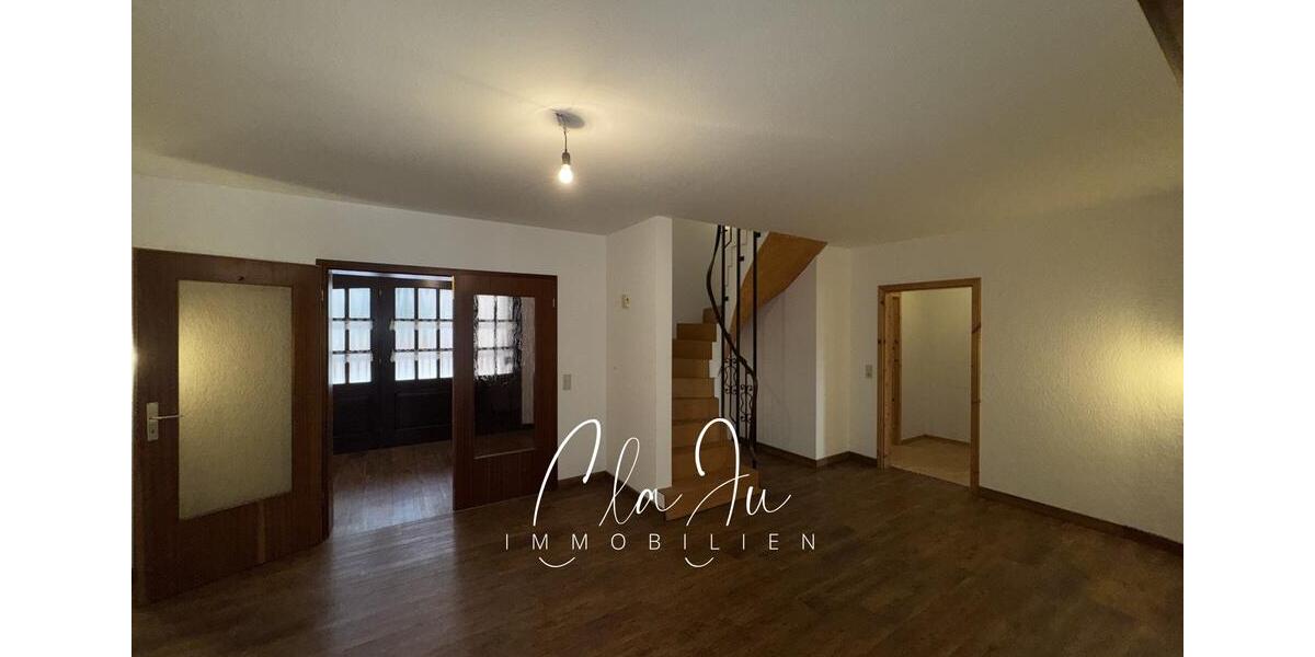 In Renovierung: Großzügige Erdgeschosswohnung mit Garten und Carport 4 zimmer