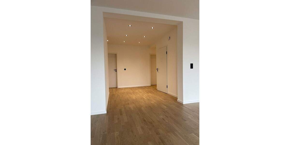 Hochwertige, energetisch sanierte 5-Zimmer-EG-Wohnung mit Balkon, Garten u. 2 Garagenstellplätzen 5 zimmer