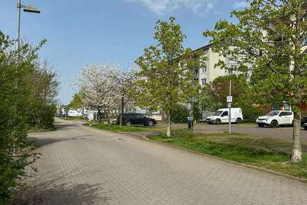 Zwei leerstehende ETW mit 5,5 % Renditepotenzial – Aufzug, Balkon, Stellplätze im MFH von 1996 2 zimmer