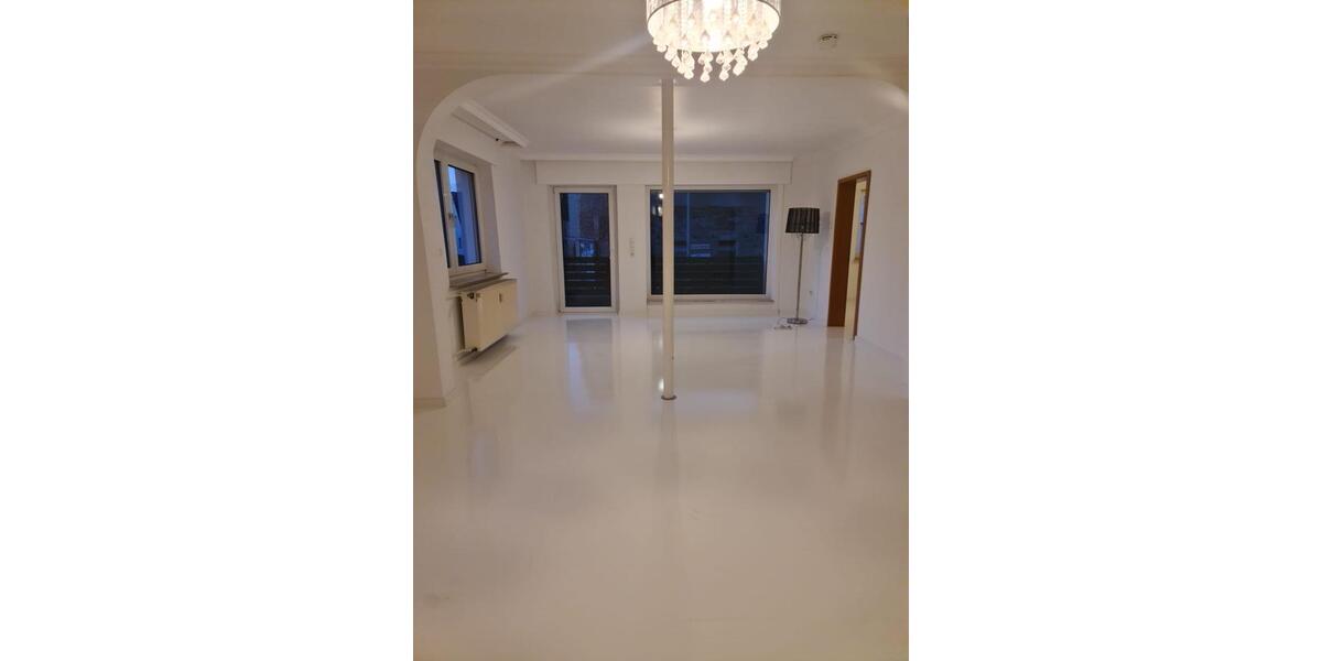 Frisch Renovierte schöne Helle 2 Zimmer-Wohnung mit Balkon 2 zimmer