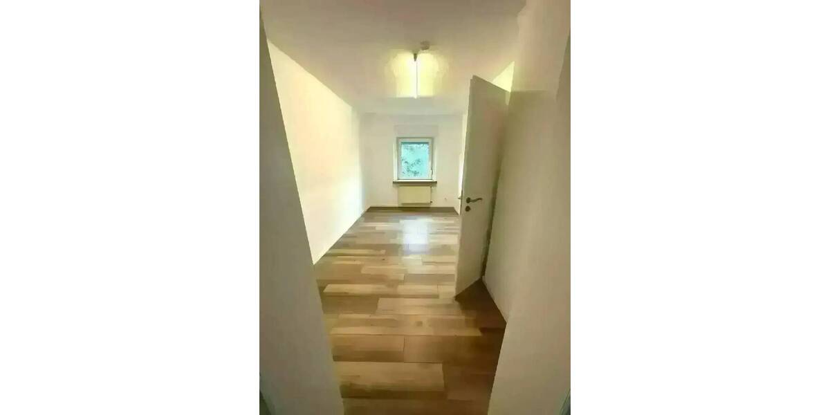 2,5-Zimmer-Wohnung im Erdgeschoss Einbauküche Dusche kein Balkon Kellerraum und Abstellraum Gartenanteil 2 zimmer