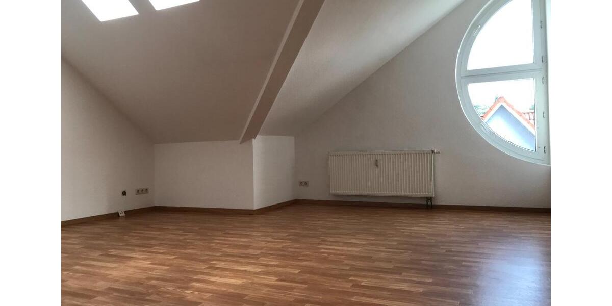 Lichtdurchflutete 3-Raum-Dachgeschoss-Wohnung in zentraler Lage 3 zimmer