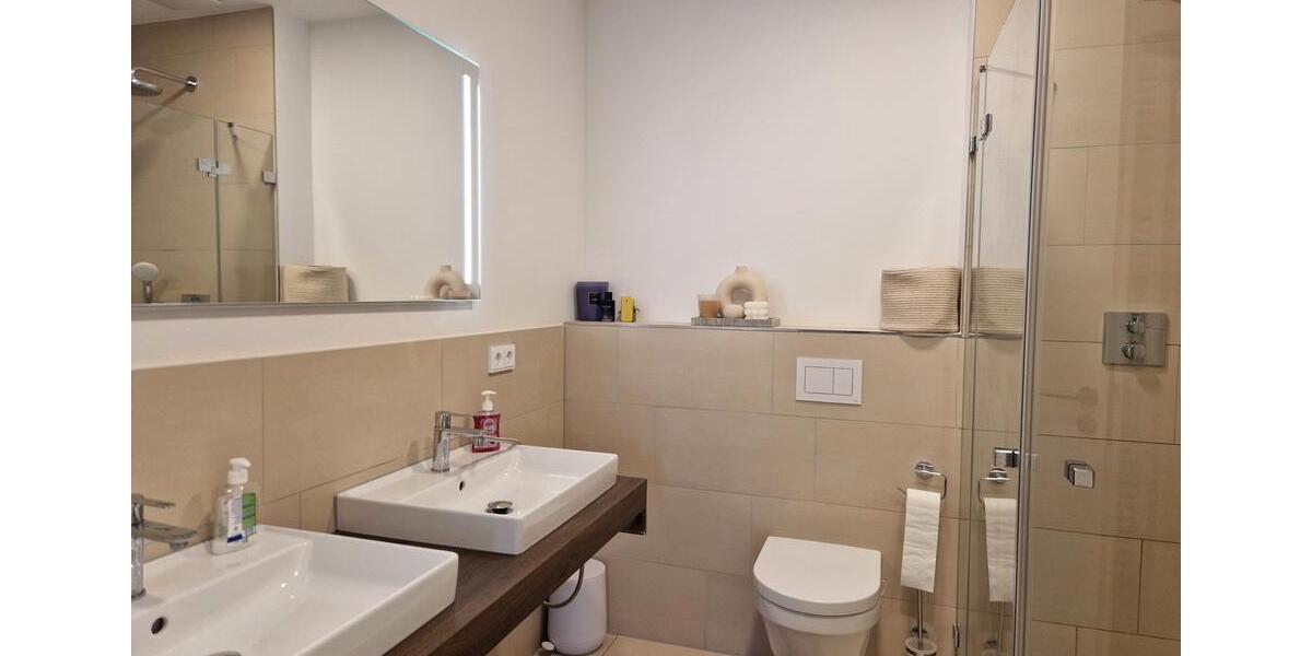 3-Zi. Wohnung mit großer Dachterrasse, Einbauküche, 2 TG-Stellplätzen 3 zimmer