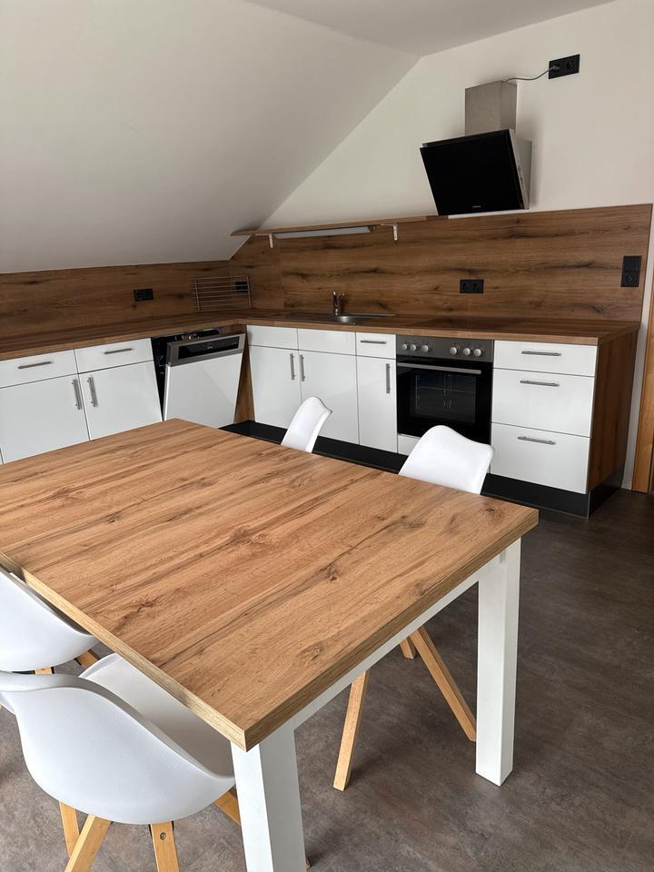 DG-Wohnung mit Balkon und Garten