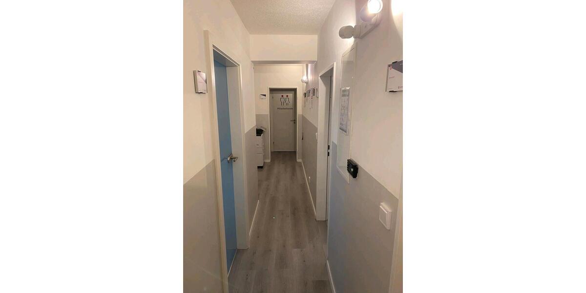 helle und geräumige PraxisBüro zimmer