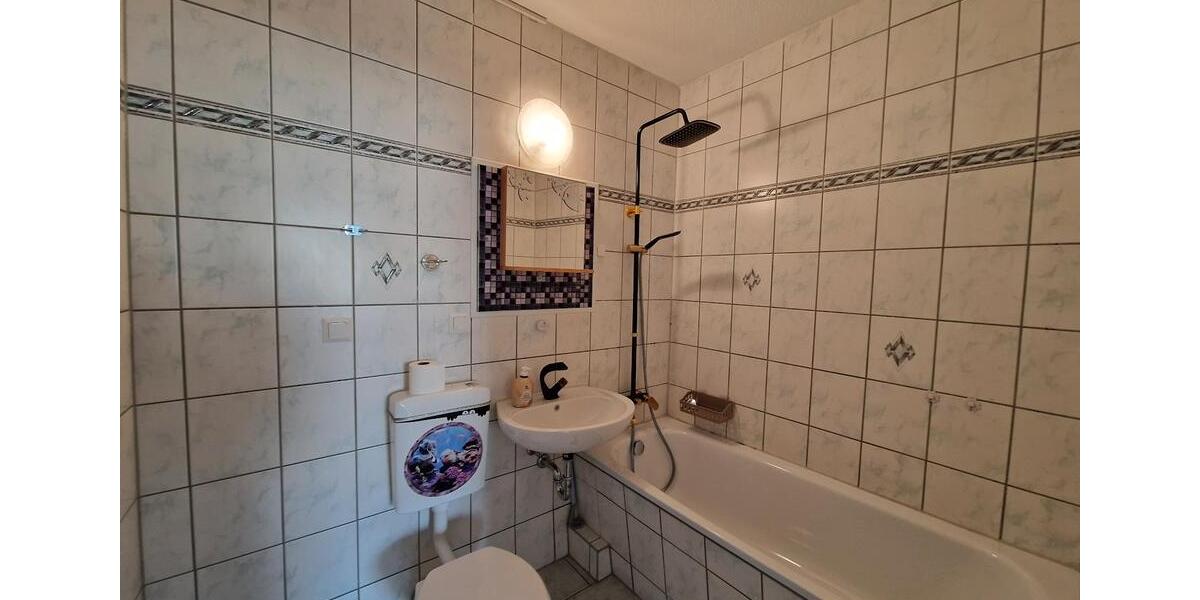 *Renovierte 3-Zimmer-Wohnung mit Balkon in der 1. Etage* 3 zimmer