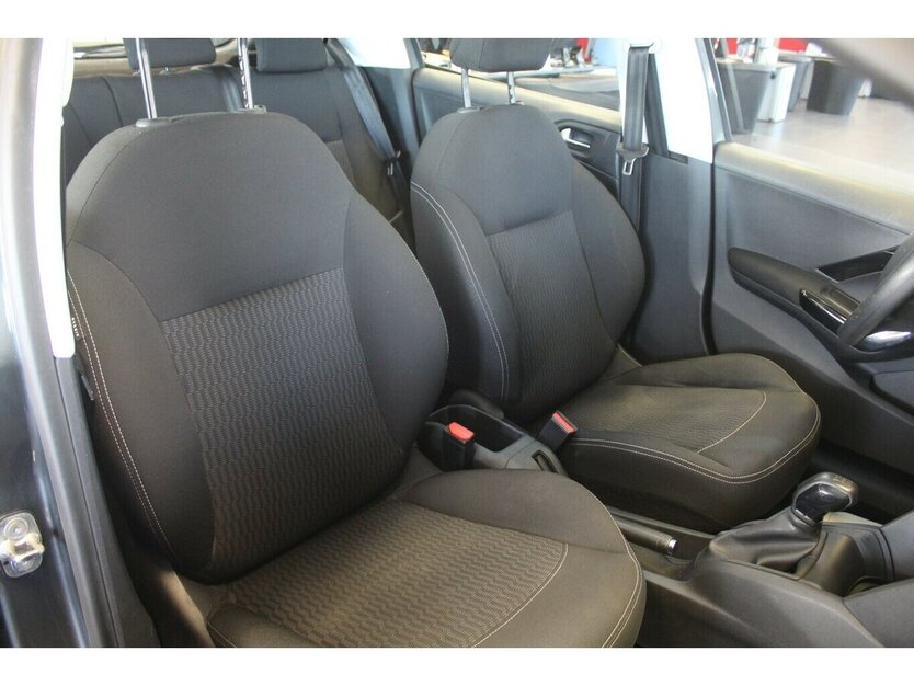 Peugeot 208 PureTech 82 Style - Panorama - 88.339 km 8.980 € Euskirchen 53881