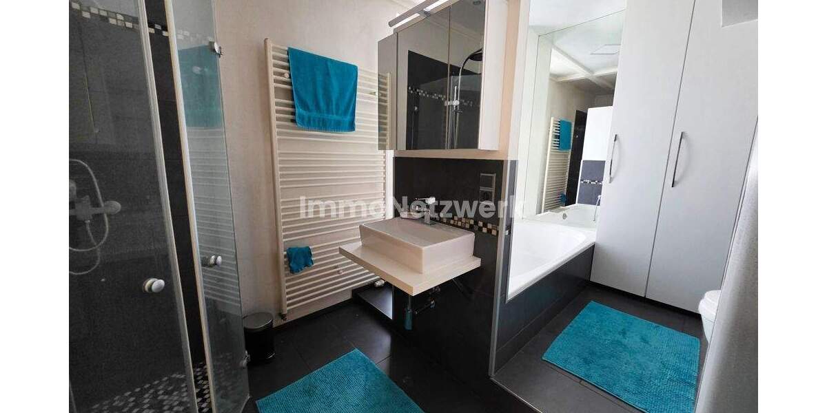 Familientraum in Neunkirchen: 205 m² Zweifamilienhaus mit Garten, Sauna, Loggia und Wintergarten. 8 zimmer