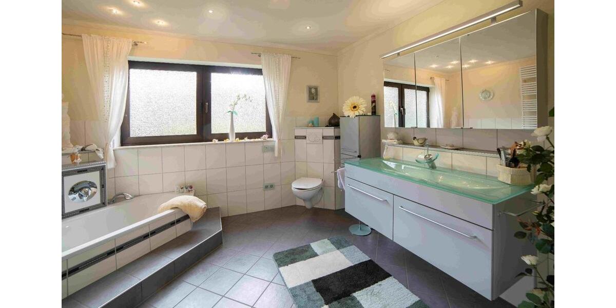 Einfamilienhaus Korbach - 11 Zimmer, 250 m&sup2;, 460.000&euro; | Angebot:26349701
