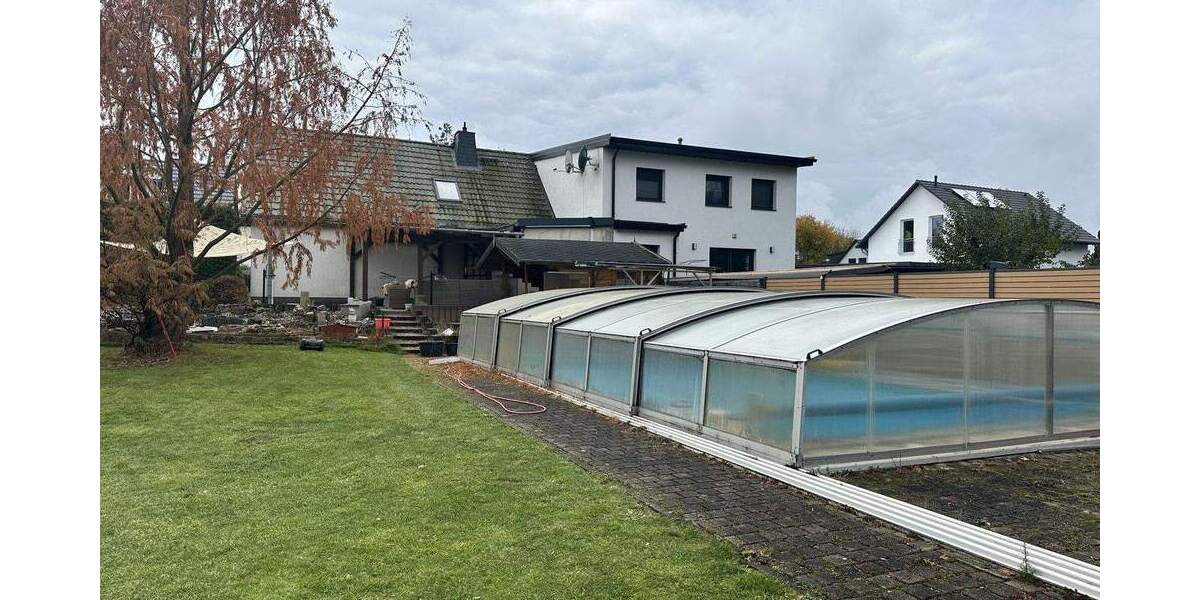 DHH in begehrter Lage, modernes + energieeffizientes Heizkonzept, großes Grundstück mit Sauna + Pool 5 zimmer