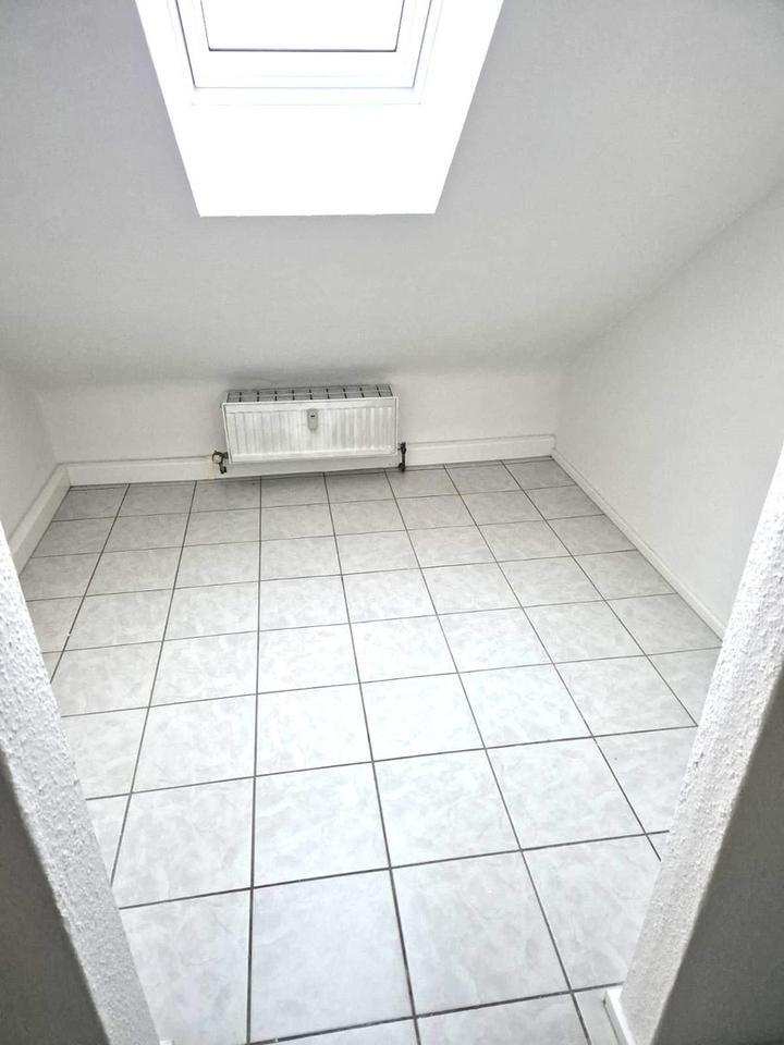 Renovierte 2,5-Zimmer-Dachgeschosswohnung zimmer