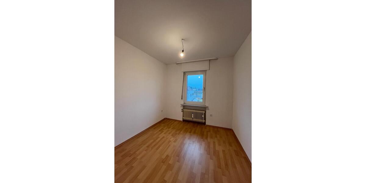 Großzügig geschnittene helle Etagenwohnung Balkon nahe Stadtkern 3 zimmer