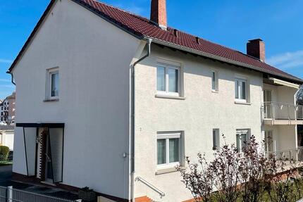 Freistehendes Zweifamilienhaus mit großem Grundstück
