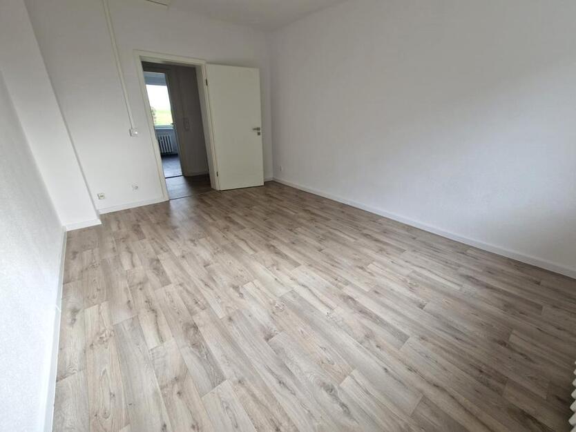 4-Zimmer-Wohnung im 2. Obergeschoss nach Renovierung zu vermieten zimmer