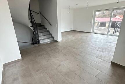 Familienfreundliche DHH mit Terasse, Garage & Stellplätze 6 zimmer