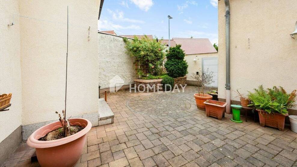 Gepflegte DHH mit Garage, Innenhof, Balkon und Ausbaupotenzial in ruhiger Lage
