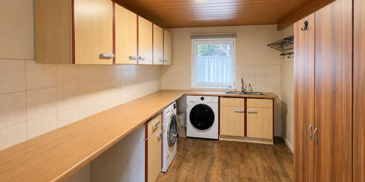 Großzügiges Zweifamilienhaus mit Einliegerwohnung und neuer Heizung - Mehrfamilienhaus, Wohnhaus Hüllhorst | Angebot:27254380