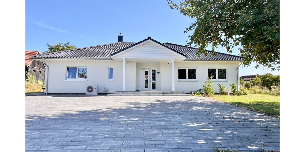 HORN IMMOBILIEN ++ Winkelbungalow 5 km bis Neubrandenburg, Baujahr 2022, Doppelgarage + Carport - Einfamilienhaus Sponholz | Angebot:27069443