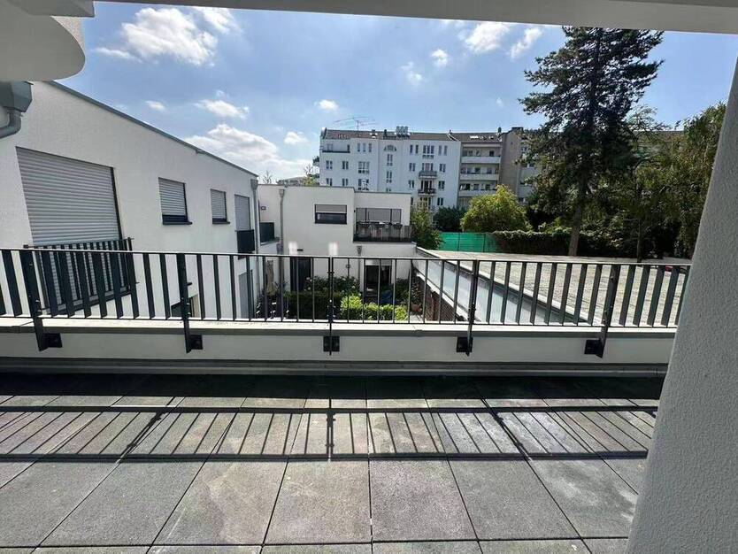 Neu sanierte 5-Zimmer-Wohnung mit XXL-Balkon im Herzen von Düsseldorf