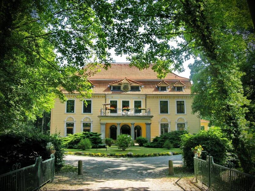 MitbewohnerMitwirkende f. Gutshaus ges. 1-4 Zi.- Parkblick