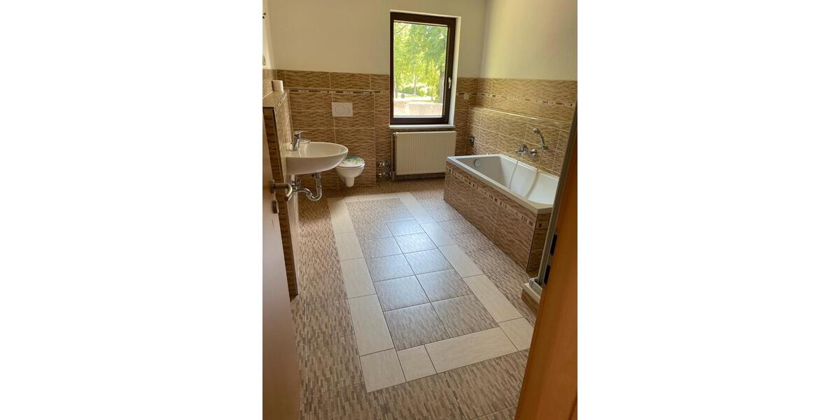 Etagenwohnung Nienburg (Saale) - 3 Zimmer, 125 m&sup2;, 650&euro; | Angebot:26406860