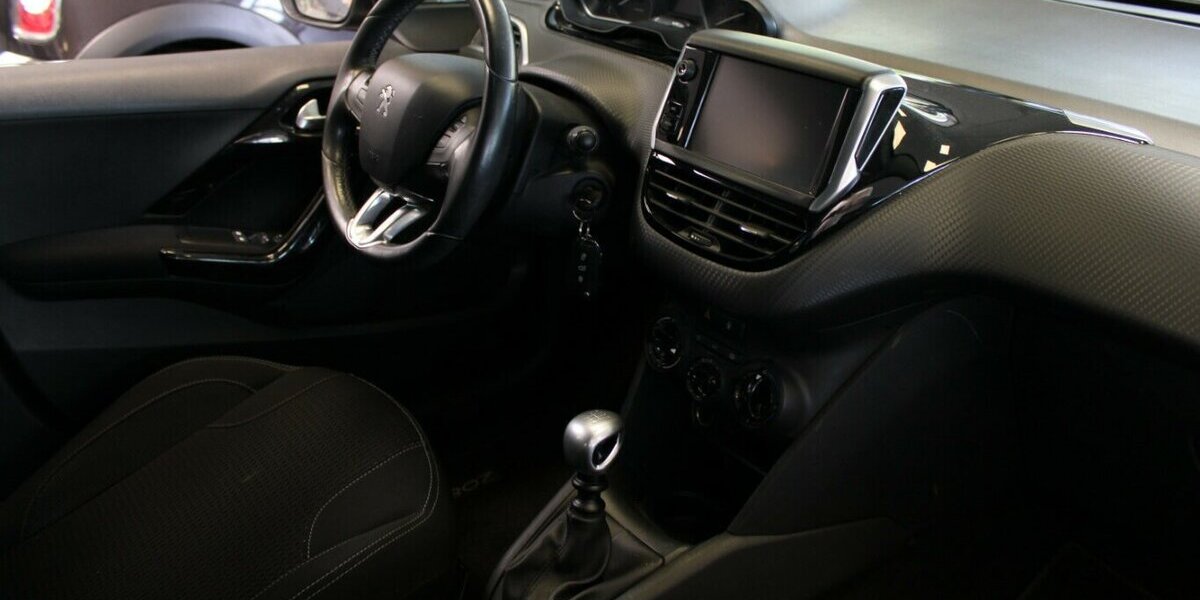 Peugeot 208 Blue-HDi 120 Allure 135.620 km 7.980 &euro; Euskirchen 53881