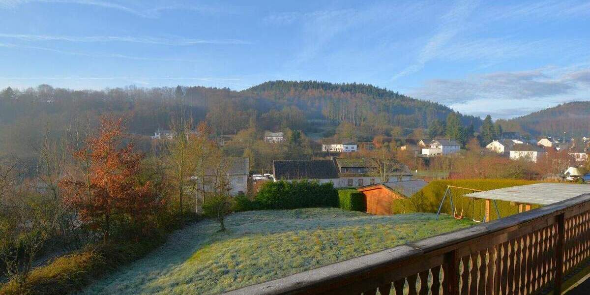 Ruhig gelegenes Wohnhaus mit Balkon, Terrasse, Garage, Carport und Aussicht in Gerolstein-Müllenborn 5 zimmer