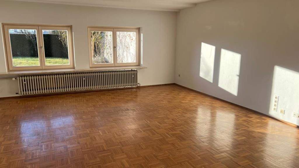 Bungalow Berg Kempfenhausen - 7 Zimmer, 210 m&sup2;, 4.500&euro; | Angebot:23975307