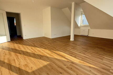 Erstbezug! Lichtdurchflutete DG-Wohnung mit ca. 93?m² Grundfläche, Balkon, Aufzug, TG STP