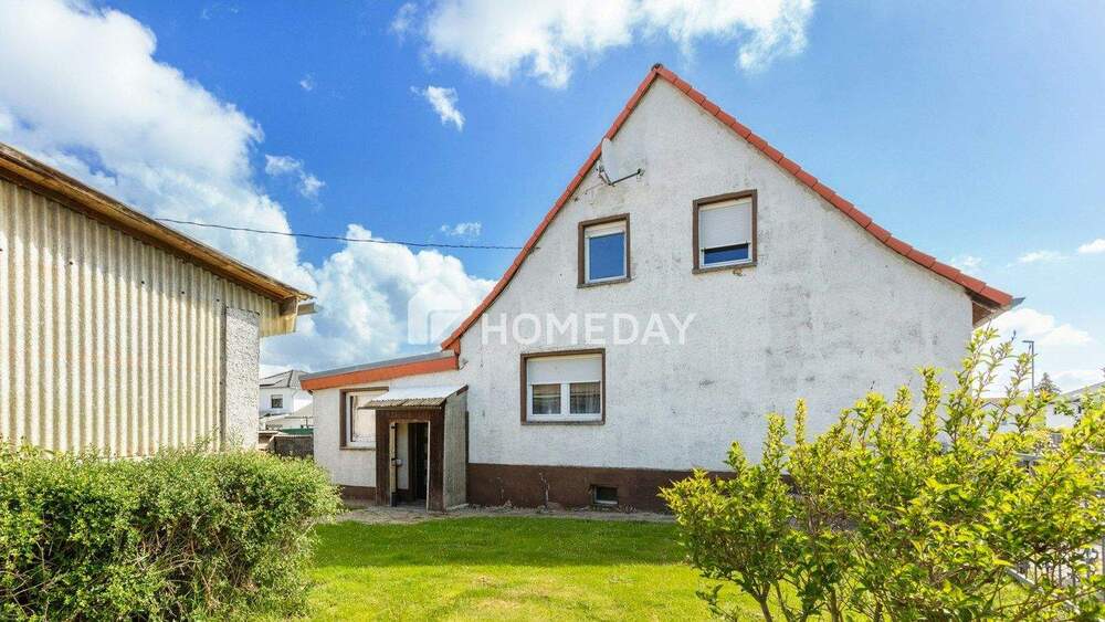 Sanierungsbedürftige DHH mit 1.740m² Grund, Nebengebäuden & Stellplätzen in ruhiger Lage 5 zimmer