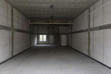 Gewerbefläche-Lagerhalle mit elektr. Rolltor auf 2 Ebenen zu vermieten zimmer
