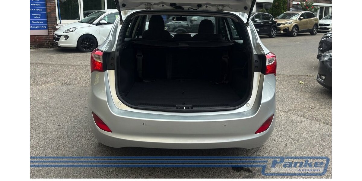 Hyundai i30 FIFA World Cup Edition*NAV*SHZ*StandH*R-CAM* 49.964 km 9.990 &euro; Berlin 13187