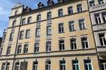 Großzügige 1-Zimmer mit Einbauküche, Dusche und Laminat in zentraler Lage!